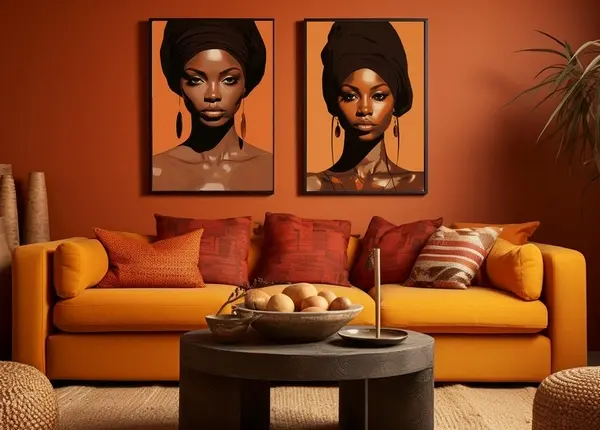 Une photographie d'un salon dans un style jungle et africain avec deux affiches de portrait de femmes