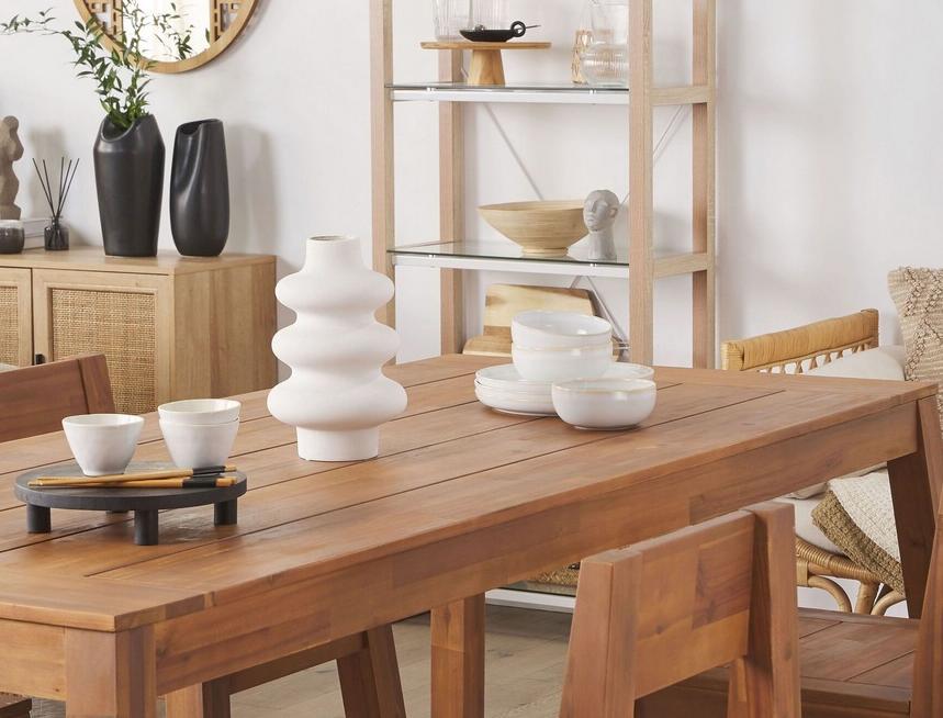 photo d'un salon japandi avec un zoom sur une table en bois et des décos en céramiques