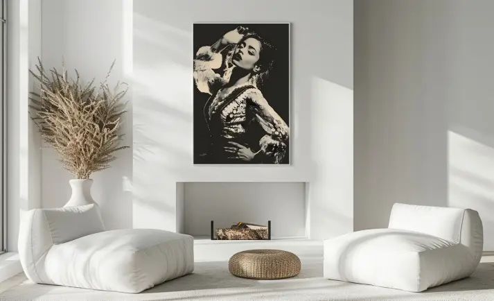 Photographie d'un salon contemporain avec une affiche moderne en noir et blanc