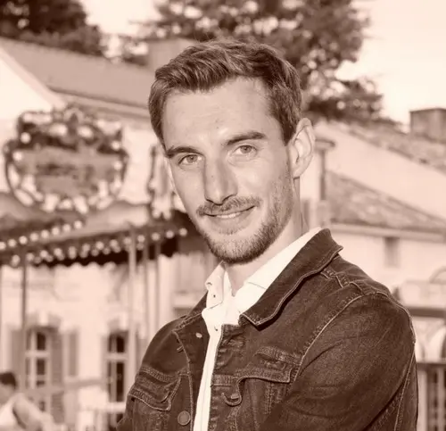 Photo en noir et blanc d'un homme blond dans la vingtaine.