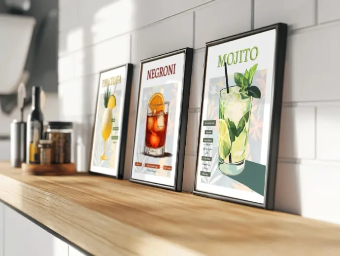 Un trio d'affiche de cocktails : Mojito, Negroni et Pina colada