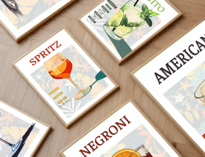 Une image montrant différentes affiches de cocktails posé sur le sol.