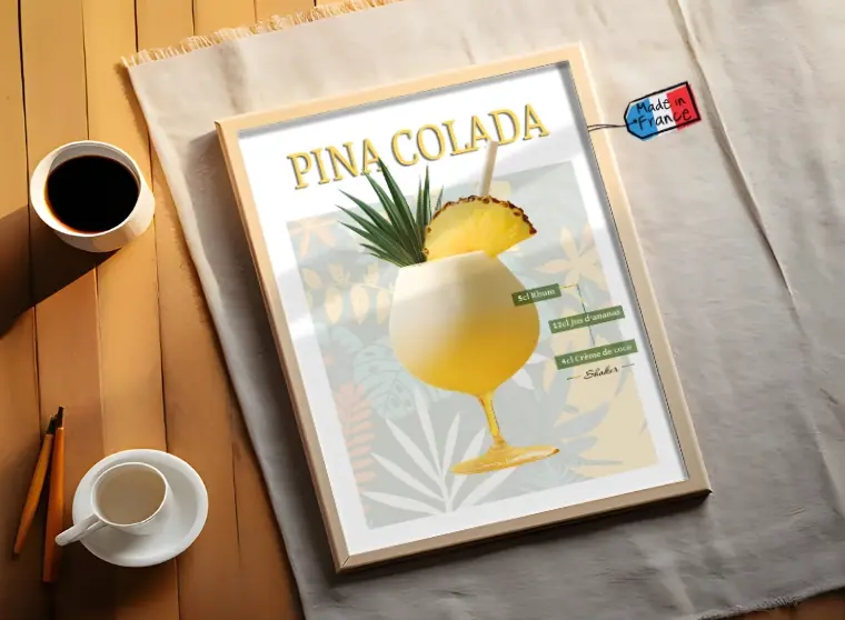 Une affiche du cocktail Pina Colada est posée sur le sol, une étiquette "made in france" y est attachée.