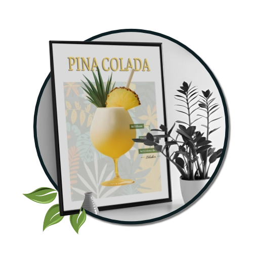 Une affiche jaune et blanche illustrant un cocktail "Pina Colada" sur un fond floral.
