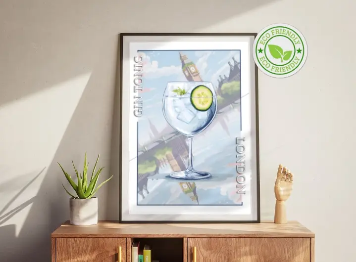 Un poster du cocktail gin tonic est posé sur un meuble, un logo "éco-friendly" y est ajouté.