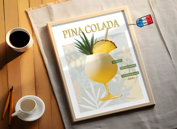 Une affiche du cocktail Pina Colada est posée au sol, une étique "made in france" y est attachée.